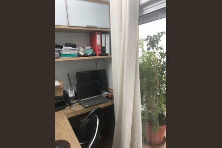 Apartamento à venda com 220m², 6 quartos e 3 vagas Apartamento à venda com 220m², 6 quartos e 3 vagasEscritório com móveis e equipamentos de escritório, com uma janela e uma planta.