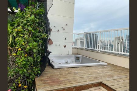 Apartamento à venda com 220m², 6 quartos e 3 vagas Apartamento à venda com 220m², 6 quartos e 3 vagasBanheiro com jacuzzi em varanda com vista para a cidade.