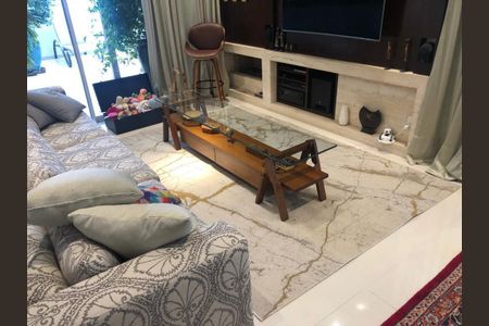 Apartamento à venda com 220m², 6 quartos e 3 vagas Apartamento à venda com 220m², 6 quartos e 3 vagasSala com sofá, mesa de vidro e TV em parede com decoração de madeira e pedra.