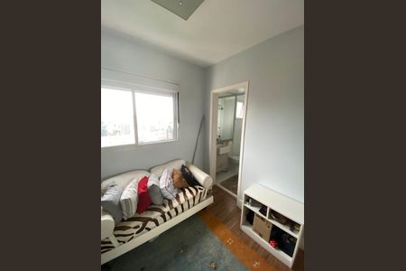 Apartamento à venda com 220m², 6 quartos e 3 vagas Apartamento à venda com 220m², 6 quartos e 3 vagasSala com sofá com almofadas, janela, porta, banheiro e armário.