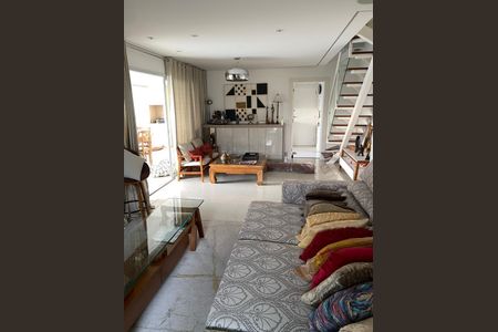Apartamento à venda com 220m², 6 quartos e 3 vagas Apartamento à venda com 220m², 6 quartos e 3 vagasSala com sofá de cor branca e preta, com almofadas coloridas, mesa de vidro e lámpadas de design.