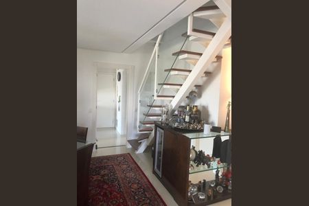 Apartamento à venda com 220m², 6 quartos e 3 vagas Apartamento à venda com 220m², 6 quartos e 3 vagasEscada de madeira com corrimão de vidro e porta de vidro na parede.