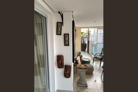 Varanda com decoração de arte e móveis simples, com vista para a cidade. de apartamento à venda com 6 quartos, 220m² em Santo Amaro, São Paulo