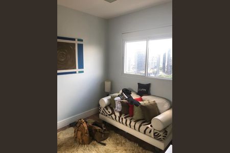 Apartamento à venda com 220m², 6 quartos e 3 vagas Apartamento à venda com 220m², 6 quartos e 3 vagasCómodo com vista para a cidade, com um sofá de couro e uma pintura na parede.
