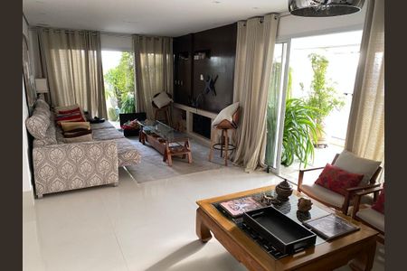 Apartamento à venda com 220m², 6 quartos e 3 vagas Apartamento à venda com 220m², 6 quartos e 3 vagasSala com sofá, mesas e cadeiras, com vista para a varanda e jardim.