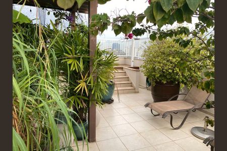 Apartamento à venda com 220m², 6 quartos e 3 vagas Apartamento à venda com 220m², 6 quartos e 3 vagasVaranda com vista para o mar, com mobília e plantas, em um ambiente relaxante e aconchegante.