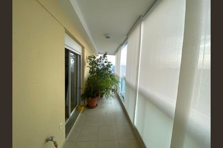 Apartamento à venda com 220m², 6 quartos e 3 vagas Apartamento à venda com 220m², 6 quartos e 3 vagasVaranda com plantas e vista para o mar.