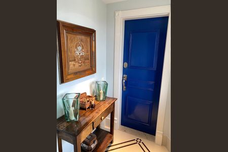 Apartamento à venda com 220m², 6 quartos e 3 vagas Apartamento à venda com 220m², 6 quartos e 3 vagasPorta de entrada com decoração simples e uma pintura azul, com um quadro de madeira na parede.