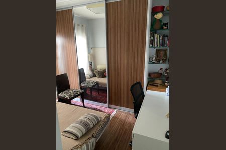 Apartamento à venda com 220m², 6 quartos e 3 vagas Apartamento à venda com 220m², 6 quartos e 3 vagasCama simples com duas cadeiras e um espelho grande, com uma porta de madeira e um tapete vermelho.
