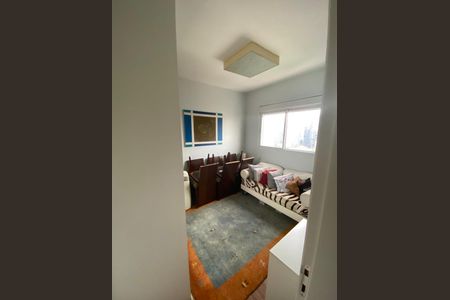 Apartamento à venda com 220m², 6 quartos e 3 vagas Apartamento à venda com 220m², 6 quartos e 3 vagasSala com sofá e mesa de jantar, com vista para a cidade, iluminada por luz natural e artificial.