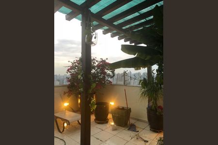 Apartamento à venda com 220m², 6 quartos e 3 vagas Apartamento à venda com 220m², 6 quartos e 3 vagasVaranda com vista para a cidade, com plantas e móveis simples.
