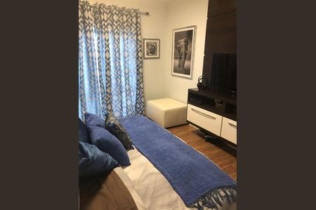 Apartamento à venda com 220m², 6 quartos e 3 vagas Apartamento à venda com 220m², 6 quartos e 3 vagasCama simples com cortinas azuis e brancas, com um quadro de elefante na parede, com um sofá pequeno e uma TV na parede, com um chão de madeira e um tapete azul na cama.