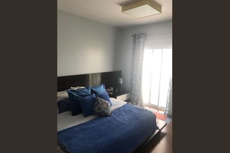 Apartamento à venda com 220m², 6 quartos e 3 vagas Apartamento à venda com 220m², 6 quartos e 3 vagasCama com colchões azuis e cortinas claras, iluminada por uma lâmpada de teto.