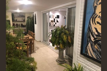 Apartamento à venda com 220m², 6 quartos e 3 vagas Apartamento à venda com 220m², 6 quartos e 3 vagasVaranda com mesa e cadeiras, com plantas e quadros de arte.