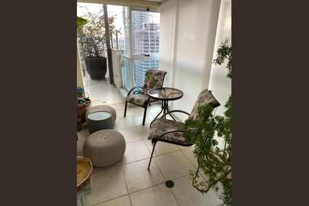 Apartamento à venda com 220m², 6 quartos e 3 vagas Apartamento à venda com 220m², 6 quartos e 3 vagasPatio com duas cadeiras e mesa, com vista para a cidade, com plantas e vasos de flores.