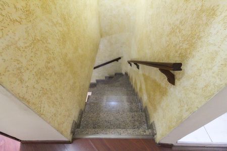 Casa à venda com 114m², 3 quartos e 2 vagas Casa à venda com 114m², 3 quartos e 2 vagasEscada