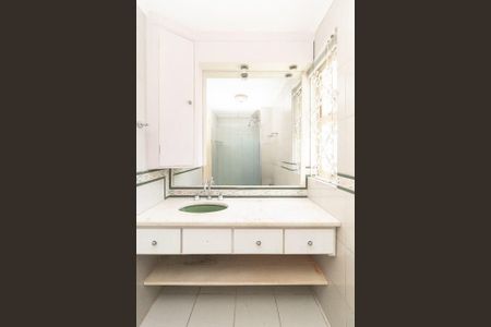 Banheiro 1 de apartamento para alugar com 3 quartos, 50m² em Petrópolis, Porto Alegre