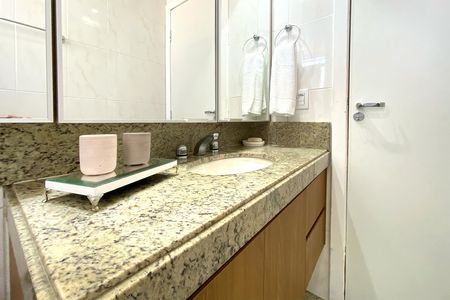 Apartamento à venda com 134m², 4 quartos e 2 vagas Apartamento à venda com 134m², 4 quartos e 2 vagasBanheiro da Suíte