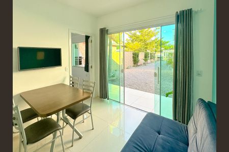 Sala de apartamento para alugar com 1 quarto, 33m² em São João do Rio Vermelho, Florianópolis