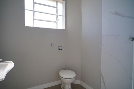 Banheiro  de apartamento à venda com 1 quarto, 62m² em Vila Ipiranga, Porto Alegre