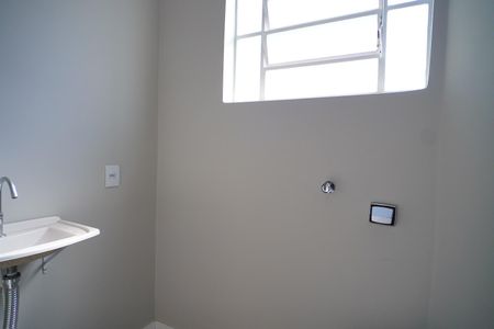 Banheiro  de apartamento à venda com 1 quarto, 62m² em Vila Ipiranga, Porto Alegre