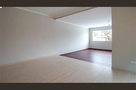 Casa à venda com 240m², 4 quartos e sem vaga
