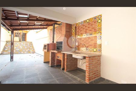 Casa à venda com 240m², 4 quartos e sem vaga