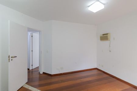 Apartamento à venda com 120m², 4 quartos e 2 vagas Apartamento à venda com 120m², 4 quartos e 2 vagasSuíte 1