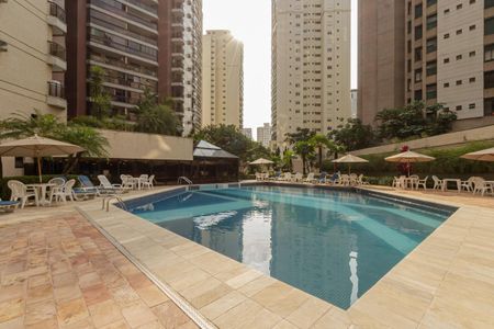 Apartamento à venda com 120m², 4 quartos e 2 vagas Apartamento à venda com 120m², 4 quartos e 2 vagasÁrea comum - Piscina