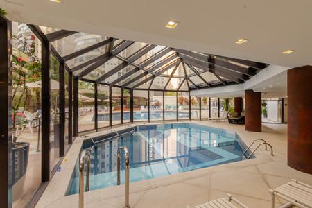 Apartamento à venda com 120m², 4 quartos e 2 vagas Apartamento à venda com 120m², 4 quartos e 2 vagasÁrea comum - Piscina