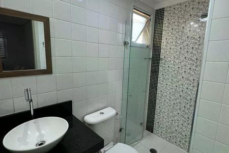 Banheiro com piso de porcelanato, pia de porcelanato, vaso sanitário e chuveiro de vidro. de apartamento à venda com 2 quartos, 64m² em Vila Piratininga, São Paulo