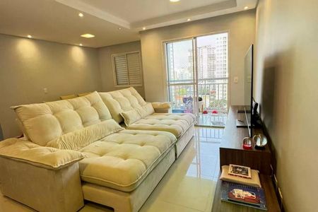 Sala de estar com sofá de cor branca e TV na parede, com vista para a cidade. de apartamento à venda com 2 quartos, 64m² em Vila Piratininga, São Paulo