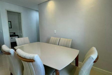 Tabela de madeira e assento de couro em uma sala de jantar elegante. de apartamento à venda com 2 quartos, 64m² em Vila Piratininga, São Paulo