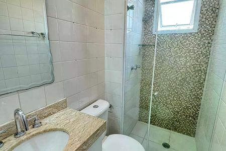 Banheiro com piso de porcelanato, pia de granito e chuveiro de vidro. de apartamento à venda com 2 quartos, 64m² em Vila Piratininga, São Paulo