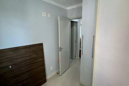 Caminho de entrada com portas e armários brancos e parede azul claro. de apartamento à venda com 2 quartos, 64m² em Vila Piratininga, São Paulo