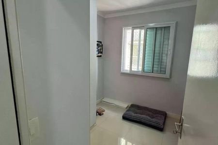 Quarto com cama e janela com persianas, iluminado por luz natural. de apartamento à venda com 2 quartos, 64m² em Vila Piratininga, São Paulo