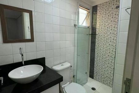 Banheiro com piso de porcelanato, vaso sanitário e chuveiro de vidro, com iluminação adequada e decoração simples. de apartamento à venda com 2 quartos, 64m² em Vila Piratininga, São Paulo