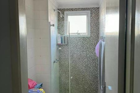 Banheiro com chuveiro e pia, com uma janela pequena e iluminação boa. de apartamento à venda com 2 quartos, 64m² em Vila Piratininga, São Paulo