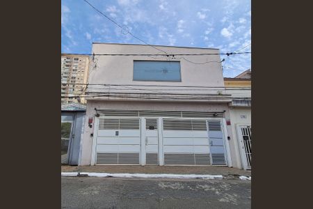 Casa para alugar com 230m², 2 quartos e 2 vagasFachada