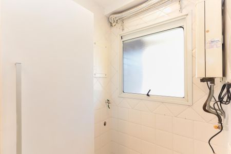 Apartamento à venda com 54m², 2 quartos e 1 vaga Apartamento à venda com 54m², 2 quartos e 1 vagaBanheiro com piso de azulejos, janela pequena e iluminação boa.