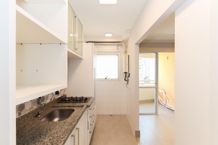 Apartamento à venda com 54m², 2 quartos e 1 vaga Apartamento à venda com 54m², 2 quartos e 1 vagaCozinha pequena com móveis brancos e piso de granito, com uma janela pequena e iluminação boa.