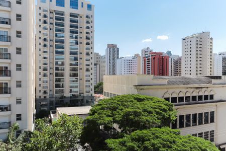 Apartamento à venda com 54m², 2 quartos e 1 vaga Apartamento à venda com 54m², 2 quartos e 1 vagaEdifício residencial com vista para a cidade, com árvores e edifícios ao fundo.