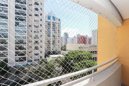 Apartamento à venda com 54m², 2 quartos e 1 vaga Apartamento à venda com 54m², 2 quartos e 1 vagaBalcony com vista para o prédio vizinho, com árvores e céu azul.