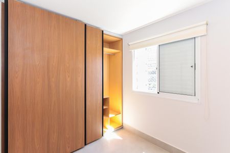 Apartamento à venda com 54m², 2 quartos e 1 vaga Apartamento à venda com 54m², 2 quartos e 1 vagaCabinete de madeira com porta corrediça e iluminação interna, com janela e vista para o exterior.