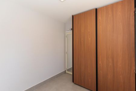 Apartamento à venda com 54m², 2 quartos e 1 vaga Apartamento à venda com 54m², 2 quartos e 1 vagaCuarto com armários de madeira e piso de cerâmica, iluminado por uma janela grande.