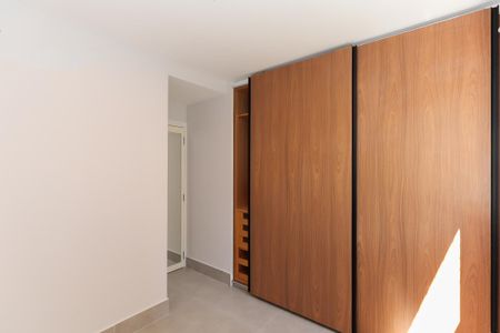Apartamento à venda com 54m², 2 quartos e 1 vaga Apartamento à venda com 54m², 2 quartos e 1 vagaCabinete de madeira com portas de vidro e iluminação natural.