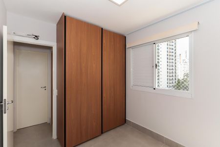 Apartamento à venda com 54m², 2 quartos e 1 vaga Apartamento à venda com 54m², 2 quartos e 1 vagaCuarto com armários de madeira e janela com persianas, iluminado por luz natural.