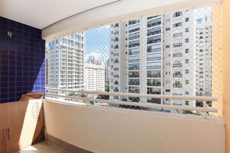 Apartamento à venda com 54m², 2 quartos e 1 vaga Apartamento à venda com 54m², 2 quartos e 1 vagaVaranda com vista para edifícios altos e azul do céu.