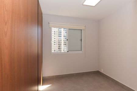 Apartamento à venda com 54m², 2 quartos e 1 vaga Apartamento à venda com 54m², 2 quartos e 1 vagaQuarto com móveis de madeira e iluminação natural através de janela com persianas fechadas.