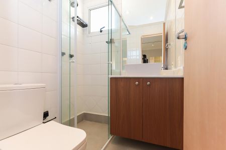 Apartamento à venda com 54m², 2 quartos e 1 vaga Apartamento à venda com 54m², 2 quartos e 1 vagaBanheiro com piso de porcelanato, pia de porcelanato e espelho de vidro.
